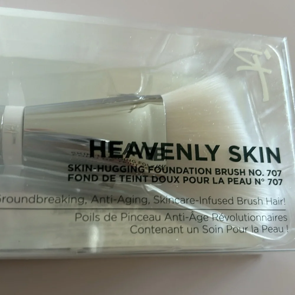 iT Cosmetics Heavenly Skin Hugging Foundation Brush #707 - SEALED